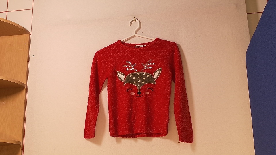 Punainen poro pusero