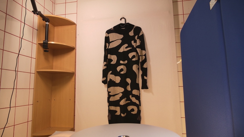 Mustakuvioinen neulemekko