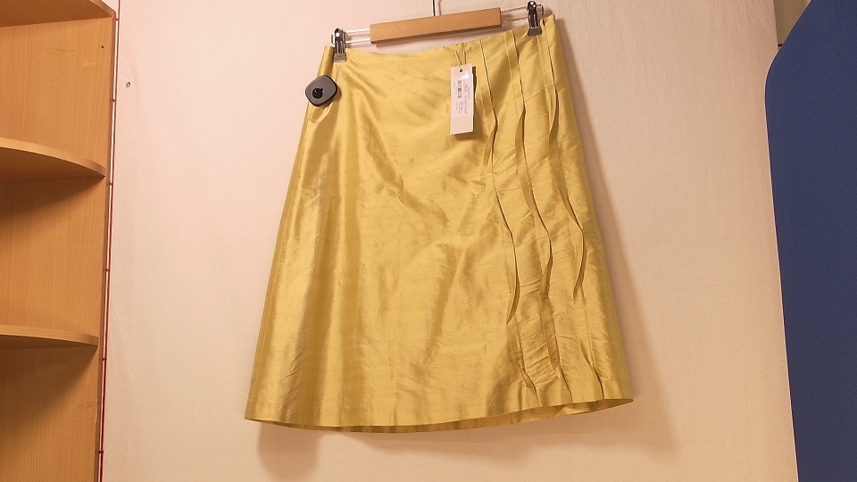 Keltainen silkkihame 