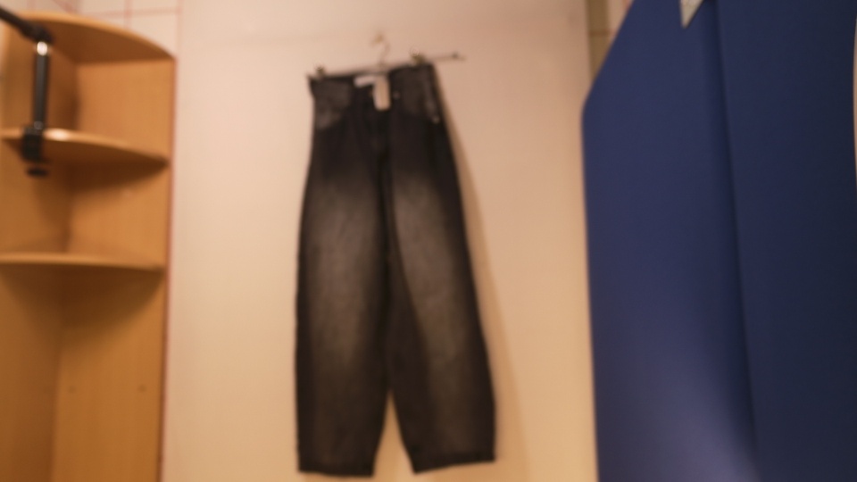 Mustat leveät farkut