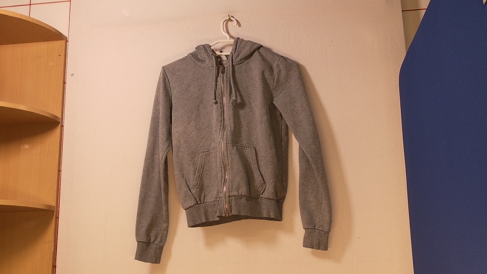 Harmaa huppari vetoketjulla