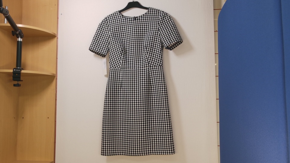 Mustavalkoinen pilkullinen mekko
