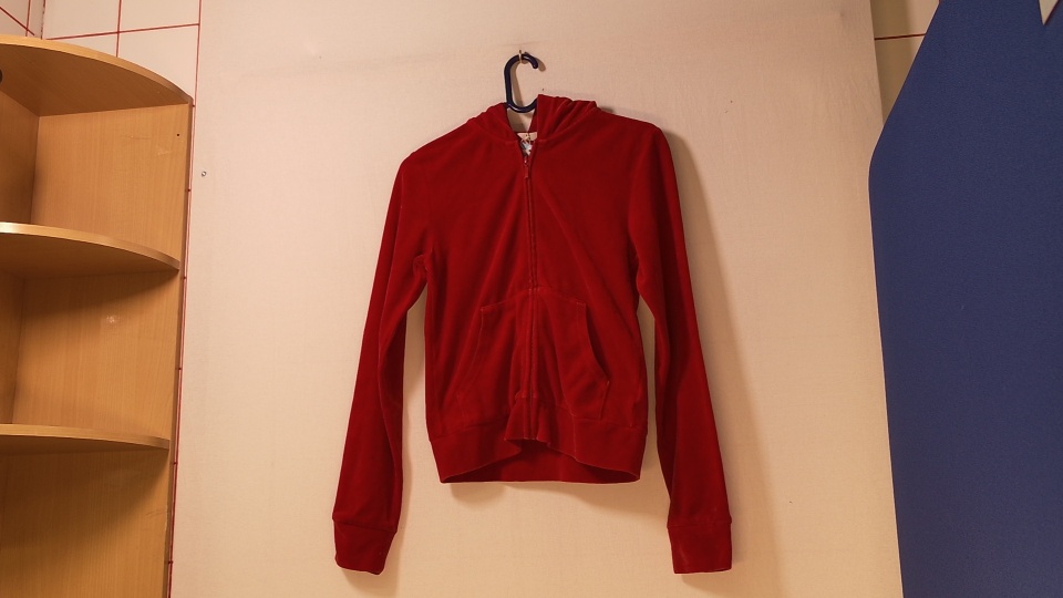 Punainen vetoketjullinen huppari